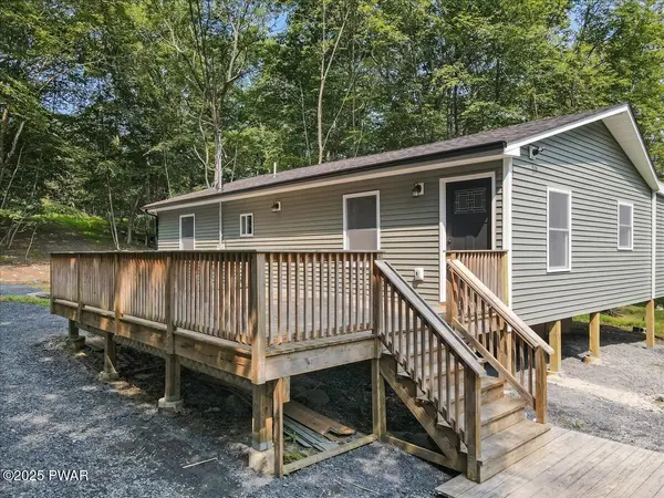 106 Edgewater DR, Dingmans Ferry, PA 18328