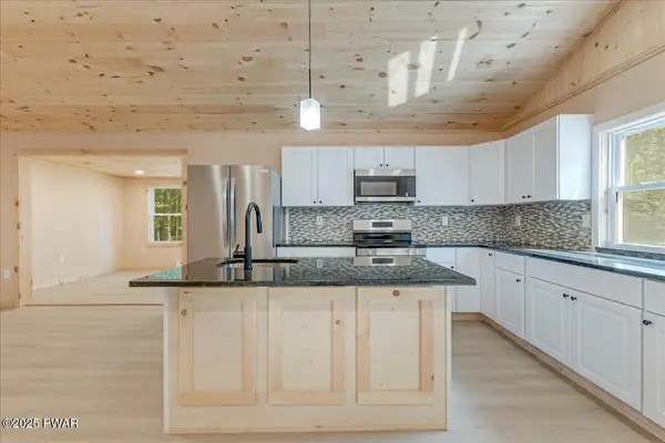 106 Edgewater DR, Dingmans Ferry, PA 18328