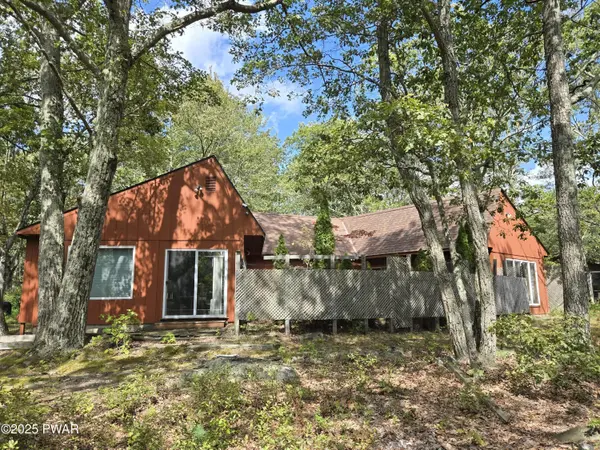 806 Rimrock CT, Lords Valley, PA 18428
