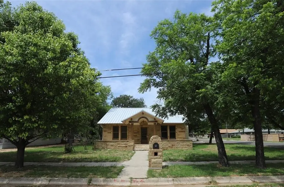 302 S Broad ST, Lampasas, TX 76550