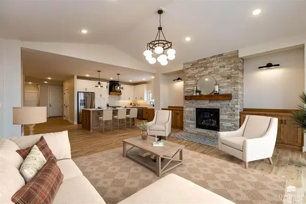 3504 N Pinehurst CIR, Manhattan, KS 66503