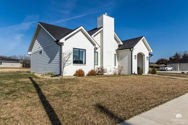 8852 Moonbug LN, Manhattan, KS 66502