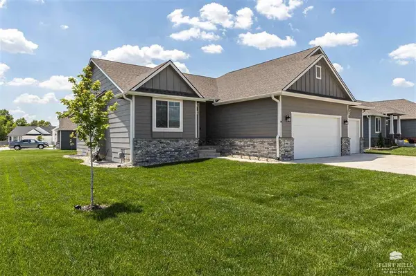 9901 Lavender LN, Manhattan, KS 66502
