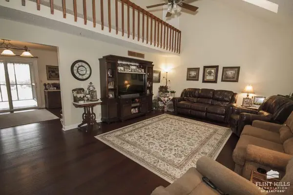 604 10th ST, Wakefield, KS 67487
