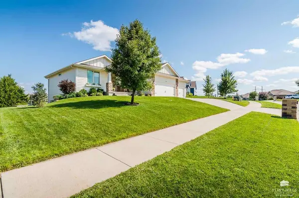 208 Fourwinds CT, Manhattan, KS 66503