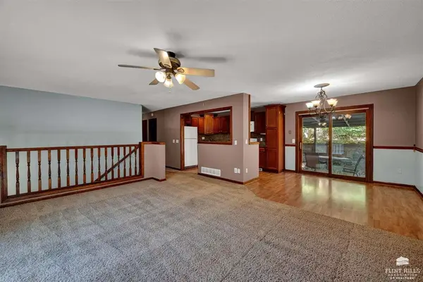 705 Canyon DR, Manhattan, KS 66502