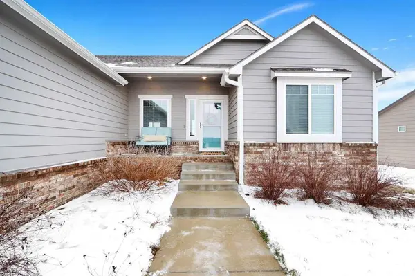 9813 Heather LN, Manhattan, KS 66502