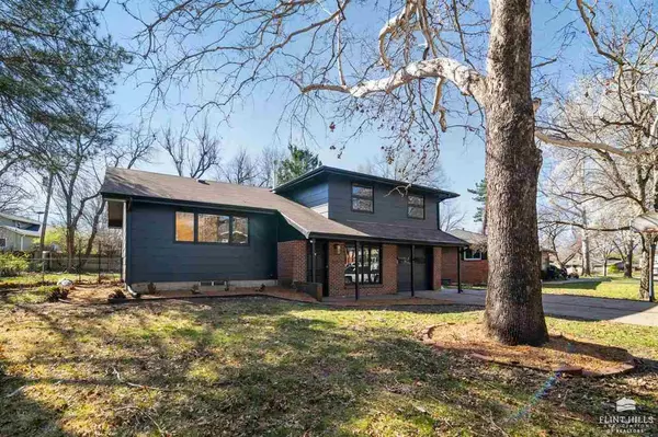 2815 Oregon LN, Manhattan, KS 66502