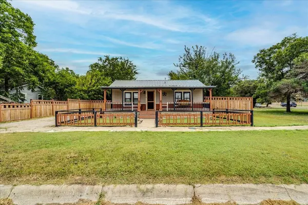 705 S Ridge ST, Lampasas, TX 76550-3158