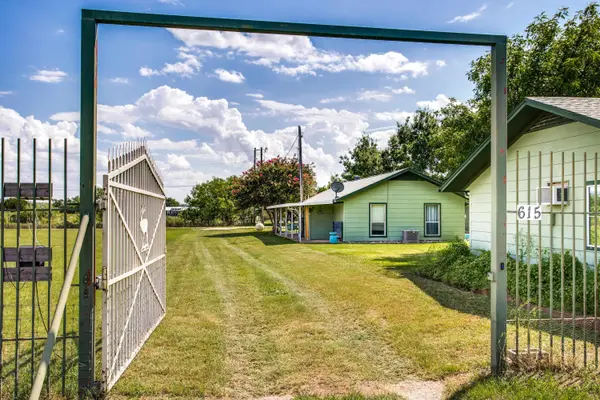 615 Meesmith ST, Burnet, TX 78611