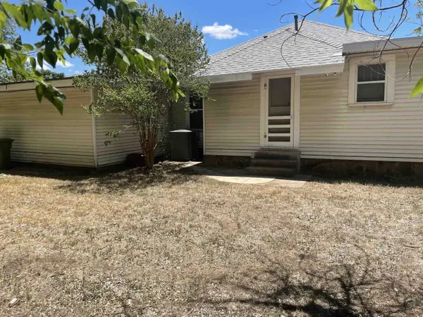 604 W Commerce ST, San Saba, TX 76877