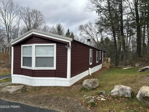 104 York DR, Greentown, PA 18426