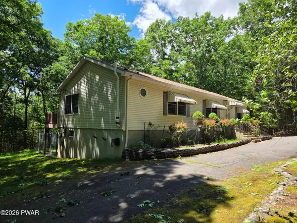 103 Westwood LN, Hawley, PA 18428