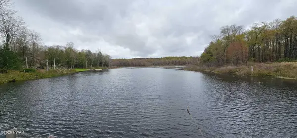 210 Como RD, Lake Como, PA 18437