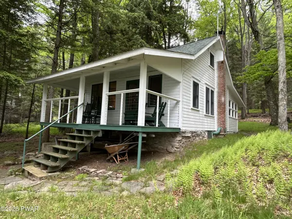 111 Ridgefield Point RD, Greentown, PA 18426