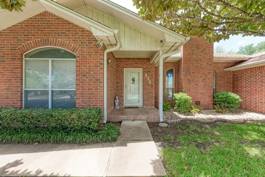 215 Meadowlakes Dr, Meadowlakes, TX 78654