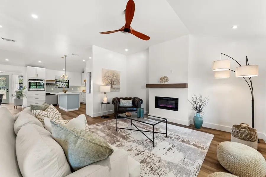 702 W Oak Ridge Dr, Marble Falls, TX 78654