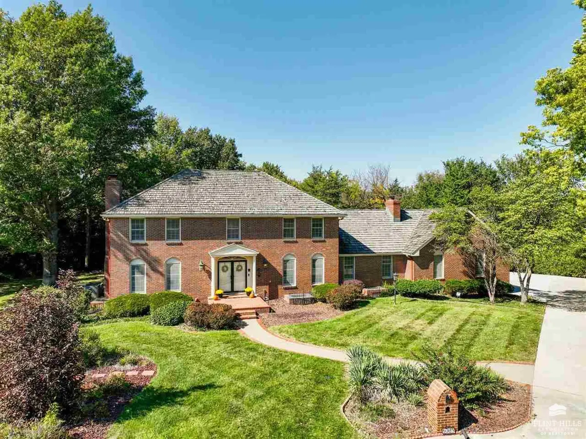 1725 Thomas CIR, Manhattan, KS 66502