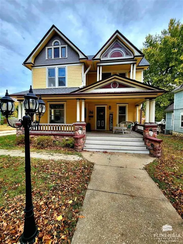 220 Pennsylvania AVE, Holton, KS 66436