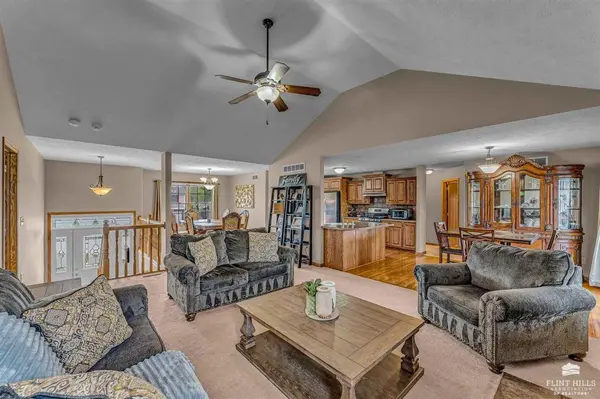 210 Cheyenne DR, Junction City, KS 66441
