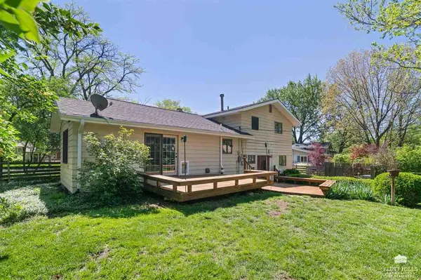 2826 Oregon LN, Manhattan, KS 66502