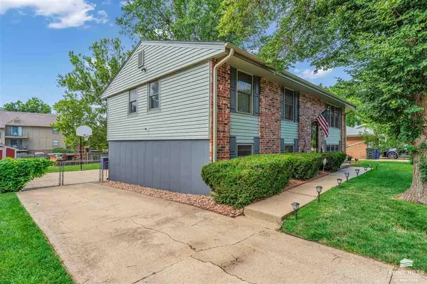 3105 Ella Ln, Manhattan, KS 66502