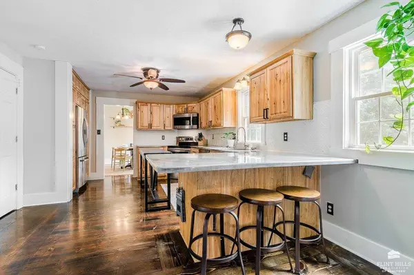 123 Riverview DR, Wamego, KS 66547