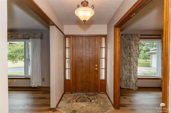 15650 Clary CIR, Wamego, KS 66547
