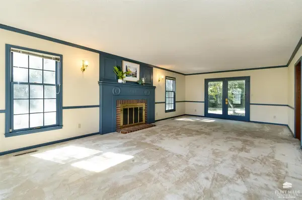 1725 Thomas CIR, Manhattan, KS 66502