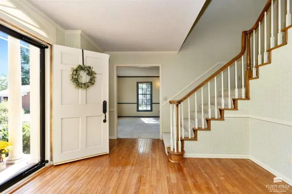1725 Thomas CIR, Manhattan, KS 66502