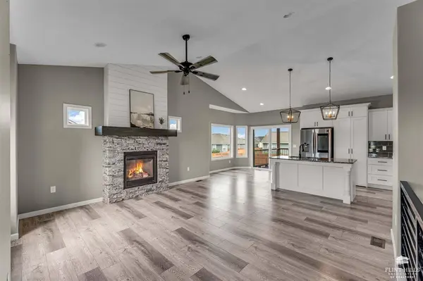 9842 Heather Ln, Manhattan, KS 66502