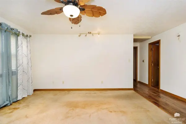 1218 El Paso LN, Manhattan, KS 66502