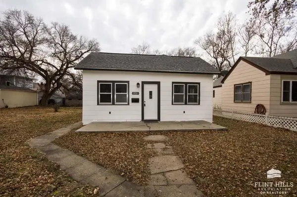 426 Blunt ST, Clay Center, KS 67432
