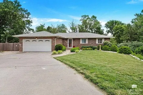 405 Cherry CIR, Manhattan, KS 66503