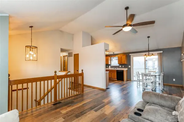 2431 SW Romar RD, Topeka, KS 66614