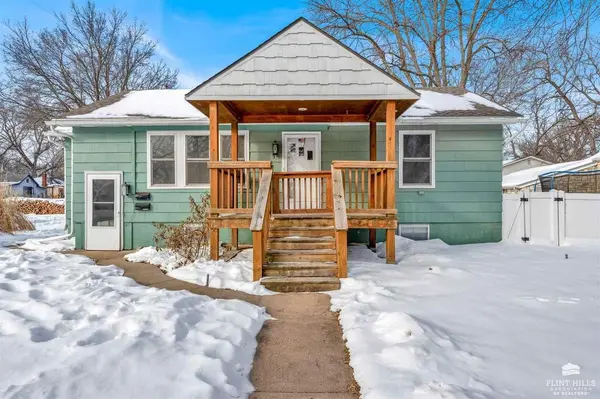 915 N 4th ST, Manhattan, KS 66502
