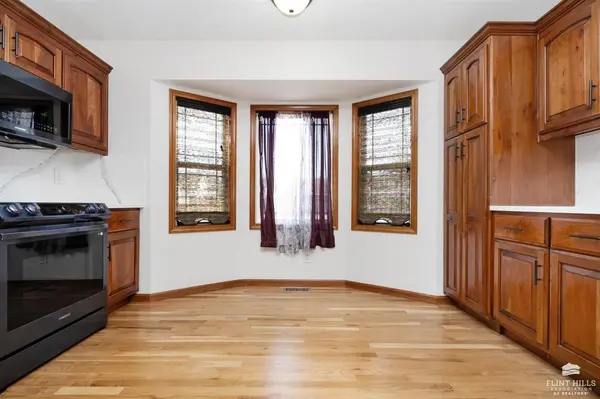 1002 Hickory LN, Junction City, KS 66441
