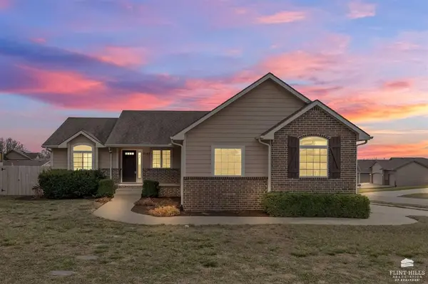 5125 Shadowridge Drive, Manhattan, KS 66503