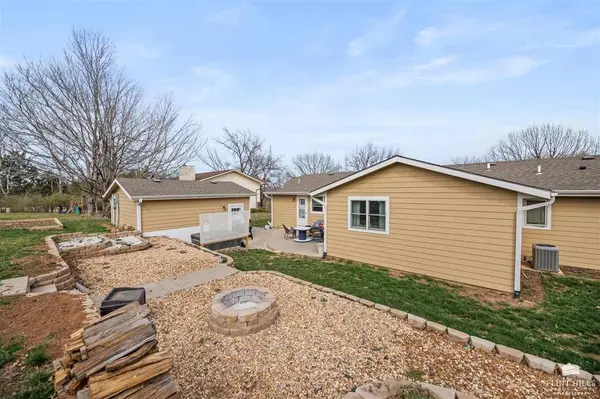 719 DeHoff DR Manhattan, KS 66502