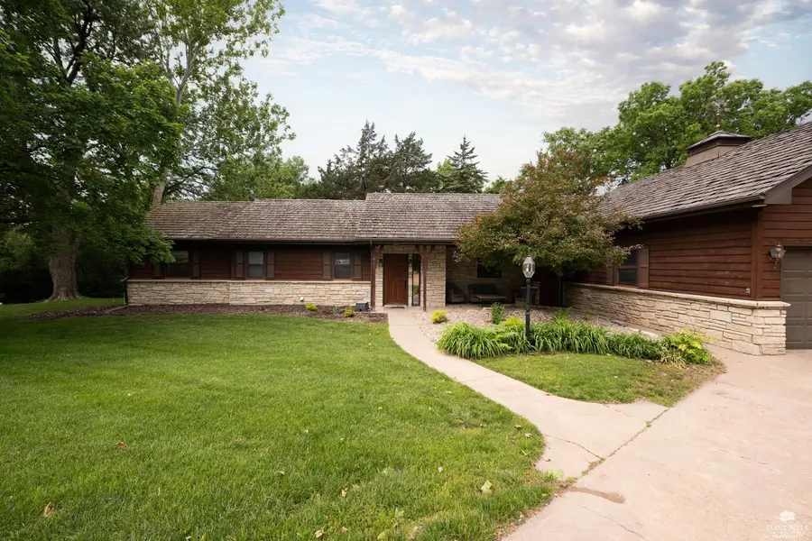 1001 Sycamore LN, Manhattan, KS 66502