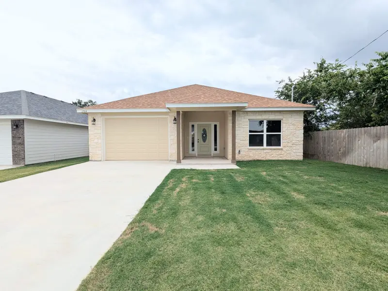 1704 E Avenue G, Lampasas, TX 76550