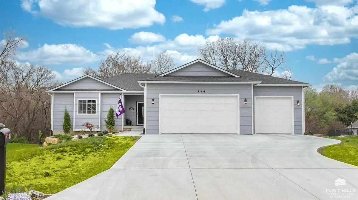 306 Snyder DR, St. George, KS 66535