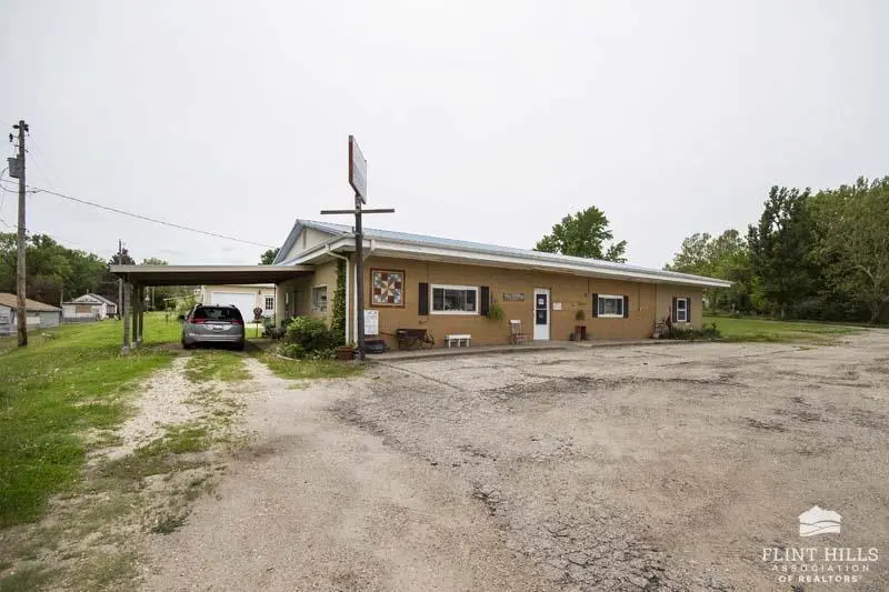 305 6th ST, Wakefield, KS 67487