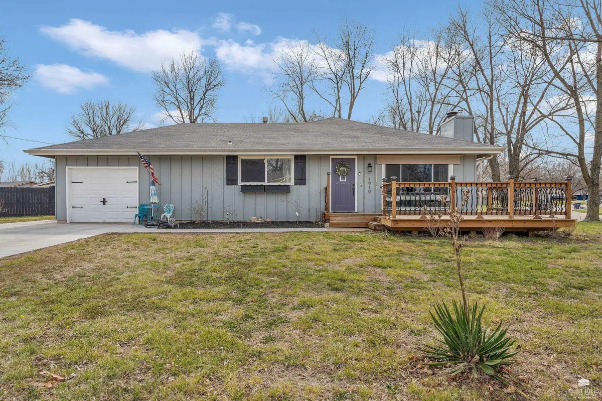 1919 Lilac LN, Manhattan, KS 66502