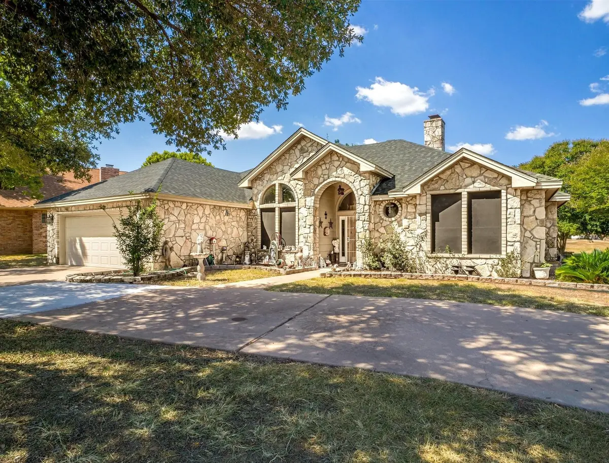 120 Meadowlakes Drive, Meadowlakes, TX 78654
