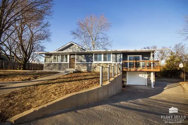 1007 Lakeside DR, Wakefield, KS 67487