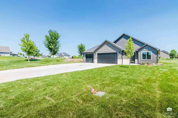 2130 Royal Ridge CIR, Manhattan, KS 66503