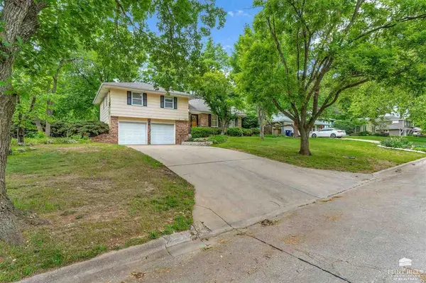 1601 Beechwood TER, Manhattan, KS 66502