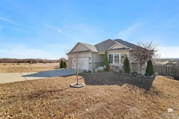 300 Kelly LN, St. George, KS 66535
