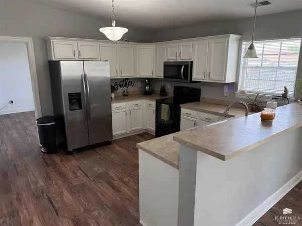 1409 Hickory LN, Junction City, KS 66441